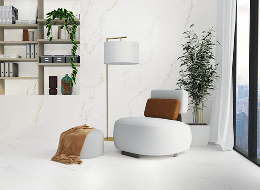 Azulejos Benadresa Finezza 'Oro Natural', witte marmerlook met gouden adering in een lichte zithoek met ronde fauteuil