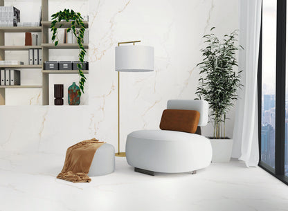 Azulejos Benadresa Finezza 'Oro Natural', witte marmerlook met gouden adering in een lichte zithoek met ronde fauteuil
