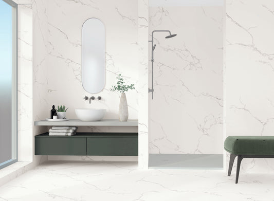 Azulejos Benadresa Finezza 'Bianco Pulido', witte marmerlook wandtegels in een badkamer met waskom en inloopdouche