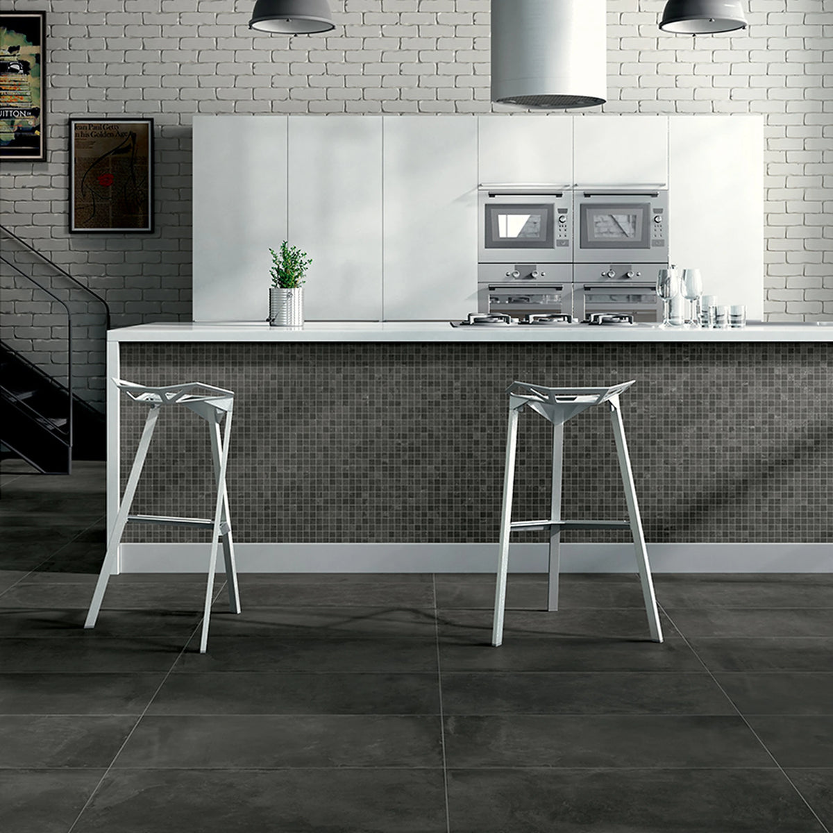 Castelvetro Fusion 'Antracite', antracieten vloertegels in groot formaat in een keuken met een kookeiland met mozaïek