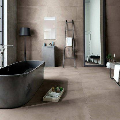 Castelvetro Fusion 'Cemento Esagona', beige-grijze wand- en vloertegels, hier 60x120cm, in een badkamer met een zwart bad