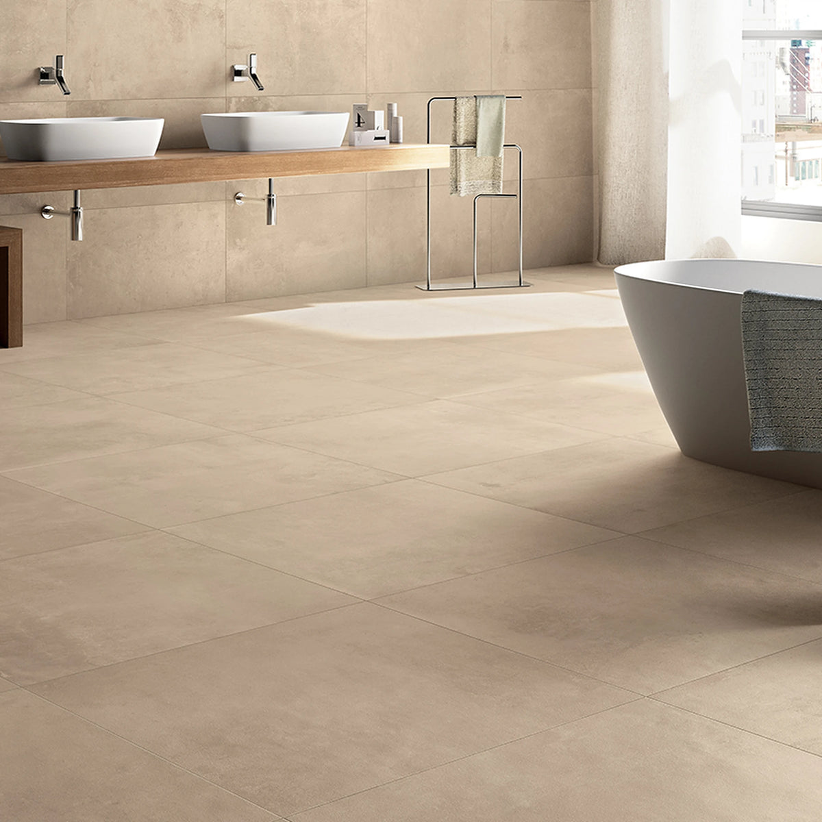 Castelvetro Fusion 'Tortora', beige wand- en vloertegels in groot formaat in een badkamer met vrijstaand bad