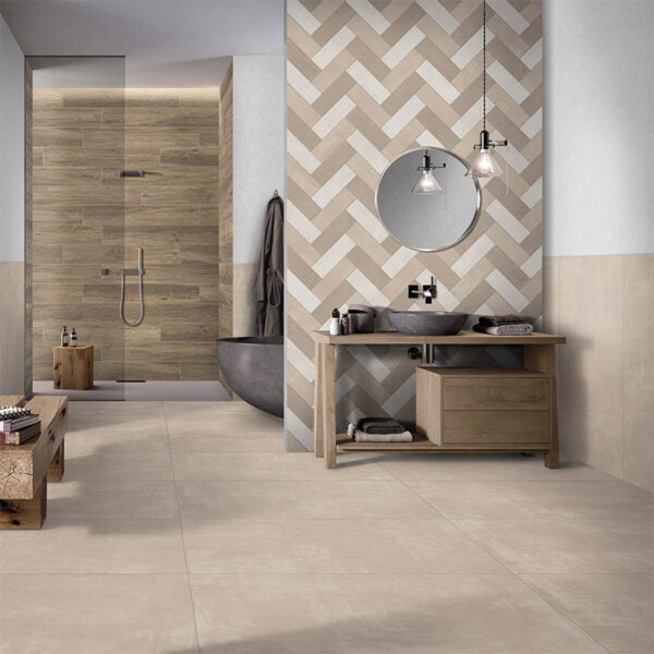 Ceramica Valsecchia Galaxy 'Beige', beige betonlook vloertegels in een badkamer met een visgraat wandvlak en doucheruimte