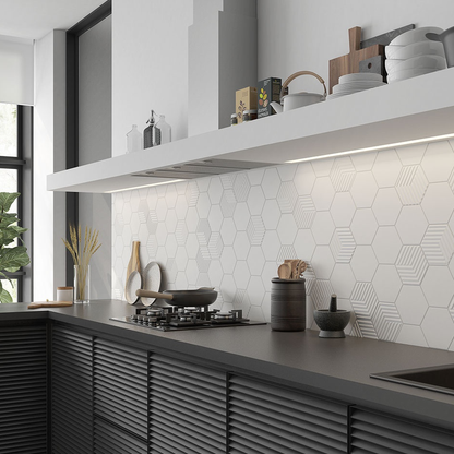 Argenta Cerámica Gallery 'Grey', witte zeshoekige wandtegels met lijnrelief als spatwand in een keuken met donkere fronten