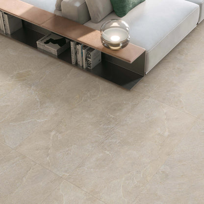 EnergieKer Genesis 'Cocoa Mosaico', beige vloer, hier 60x120cm, bij een witte bank met boekenplank