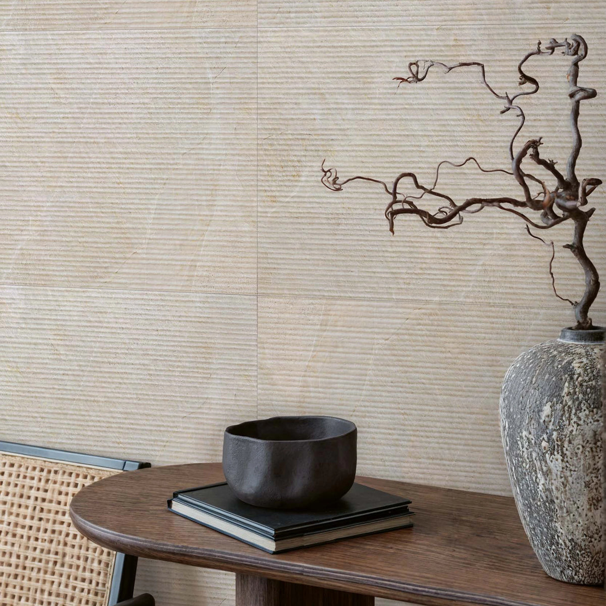 EnergieKer Genesis 'Cocoa Mosaico', beige wand, hier 60x120cm met groefreliëf, achter een houten sidetable met vaas