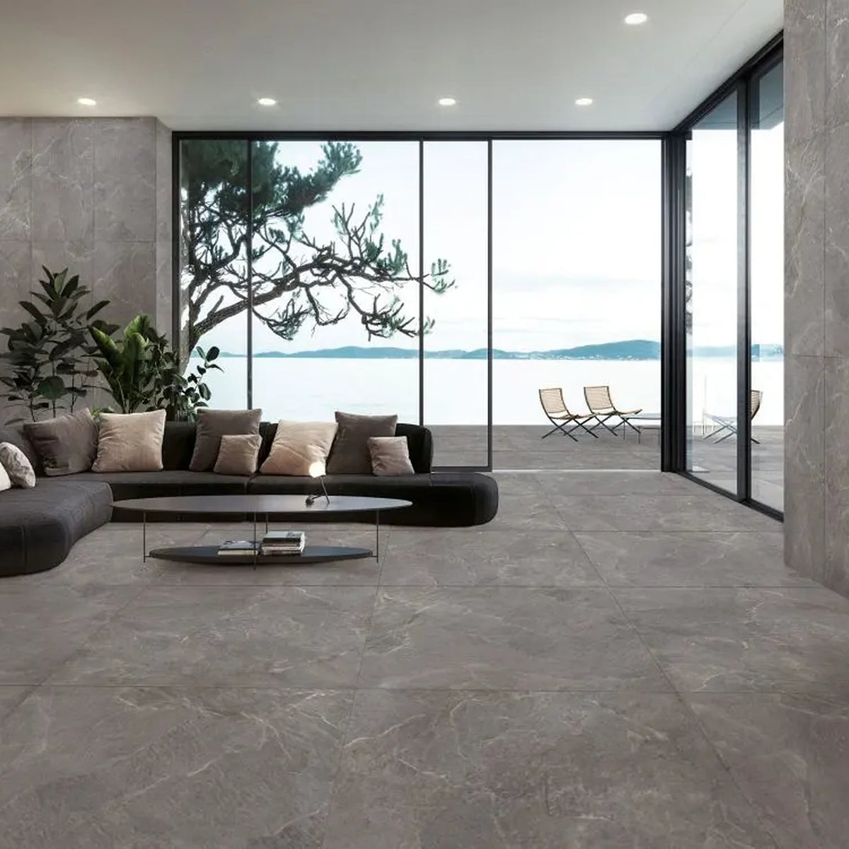 EnergieKer Genesis 'Ash', grijze vloer en wanden, hier 60x120cm en 120x120cm, in een woonkamer met zeezicht