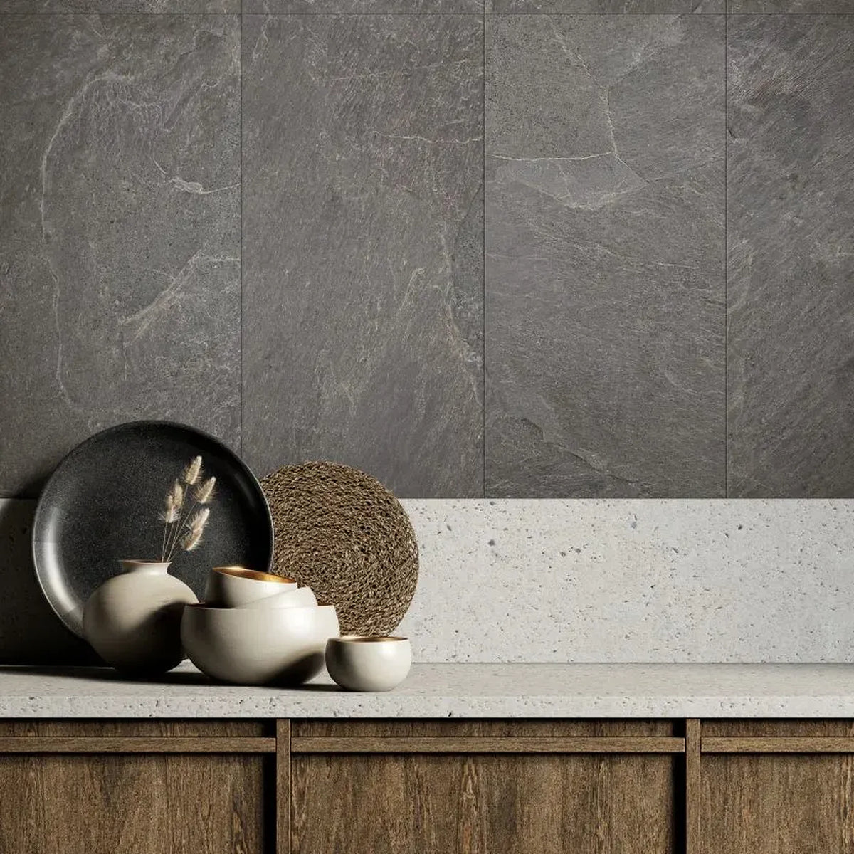 EnergieKer Genesis 'Storm Mosaico', grijze wand, hier 30x60cm, achter een werkblad met schalen en kommen