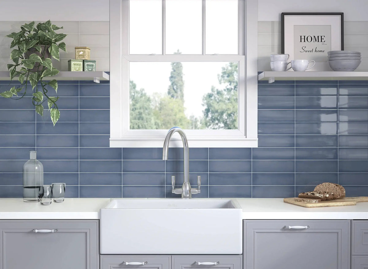 Estudio Cerámico Ghent 'Steel Blue', blauwgrijze wandtegels als spatwand in een keuken met witte spoelbak