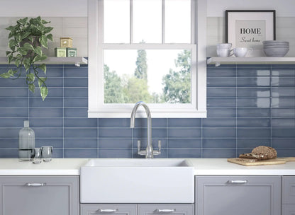 Estudio Cerámico Ghent 'Steel Blue', blauwgrijze wandtegels als spatwand in een keuken met witte spoelbak