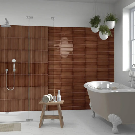 Estudio Cerámico Ghent 'Copper', bruine glanzende wandtegels in een badkamer met inloopdouche, vrijstaand bad en hangplanten