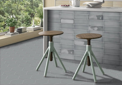 Estudio Cerámico Ghent 'Pearl Grey', grijze glanzende wandtegels als barfront in een keuken met houten krukken