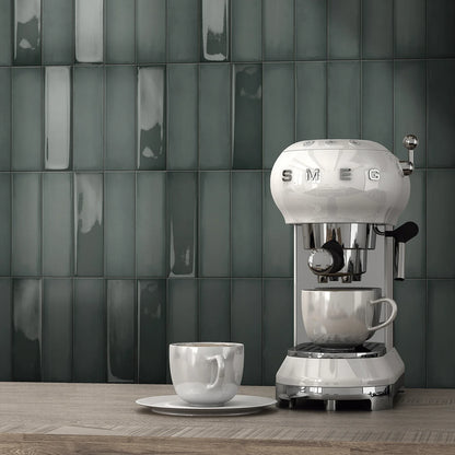 Estudio Cerámico Ghent 'Smokey Emerald', groene wandtegels, hier vooral mat, achter een espressomachine en koffiekopjes