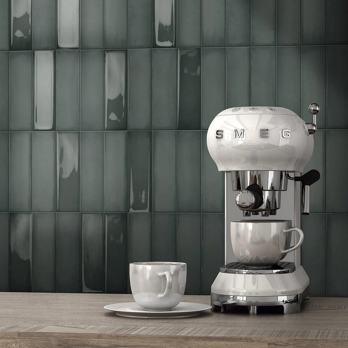 Estudio Cerámico Ghent 'Smokey Emerald', groene wandtegels, vooral mat, achter een espressomachine en koffiekopjes