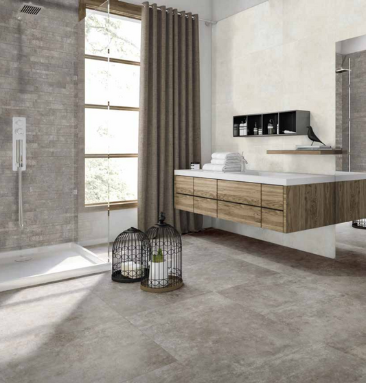 Tuscania Grey Soul 'Dark', grijze betonlook vloertegels in een badkamer met inloopdouche en zwevend houten badmeubel