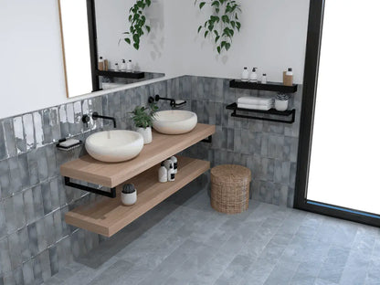 Estudio Cerámico Hackney 'Grey', grijze wandtegels verticaal gezet in een badkamer met dubbele waskom op een houten plank