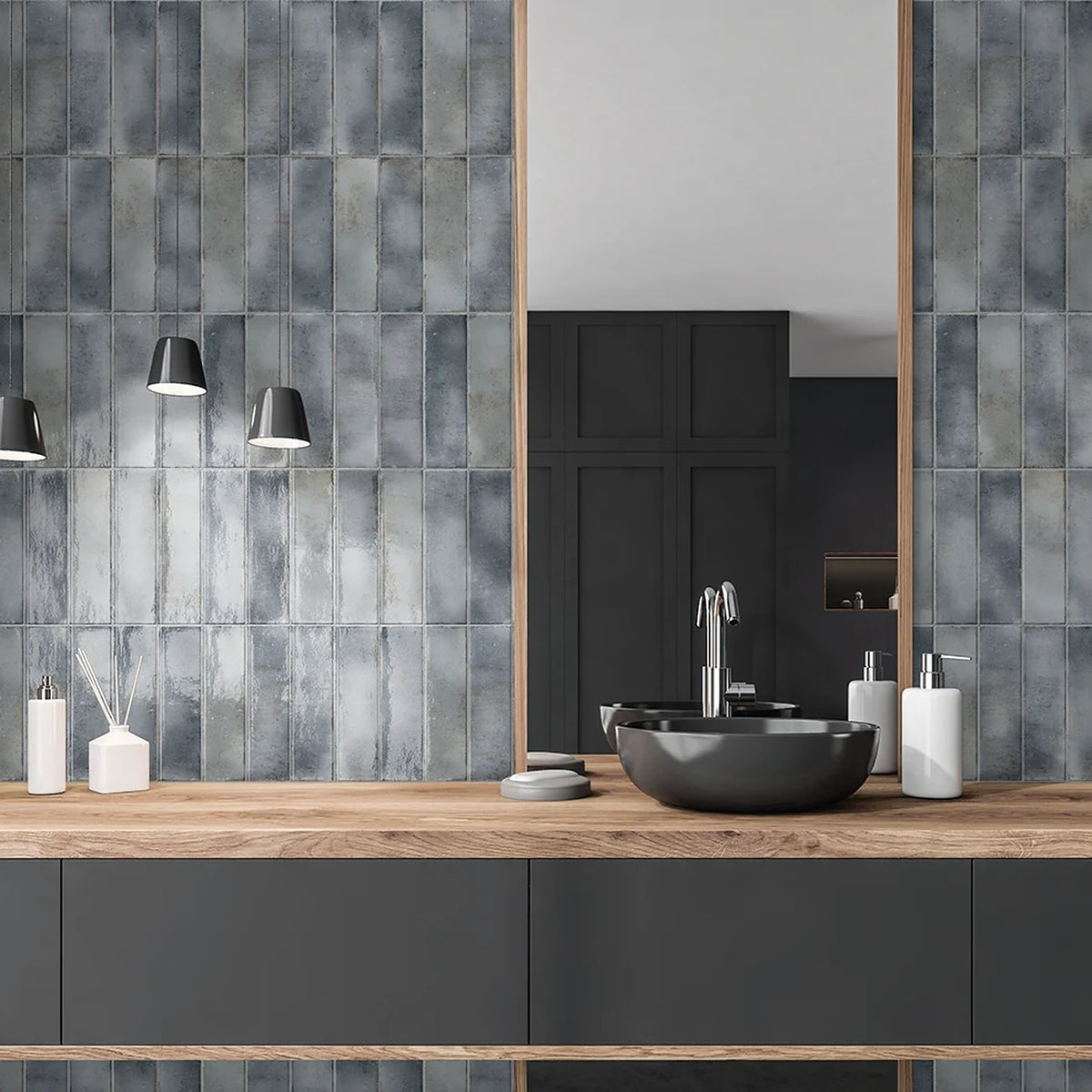 Estudio Cerámico Hackney 'Grey', grijsblauwe wandtegels verticaal gezet achter een houten wastafelmeubel met zwarte waskom
