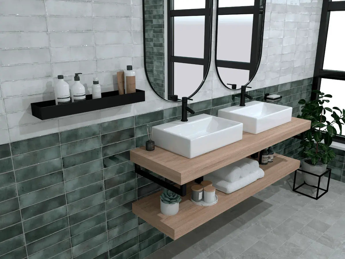 Estudio Cerámico Hackney 'Artic', witte en donkergroene wandtegels in een badkamer met wastafel en boogvormige spiegels