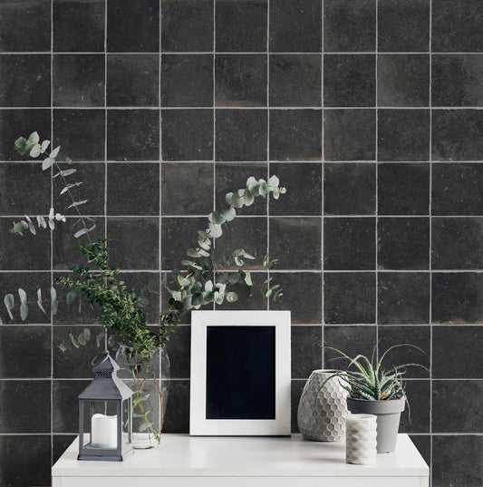 Savoia Italia Heritage 'Charcoal', antracieten wandtegels achter een witte console met lantaarn, eucalyptus en fotolijst