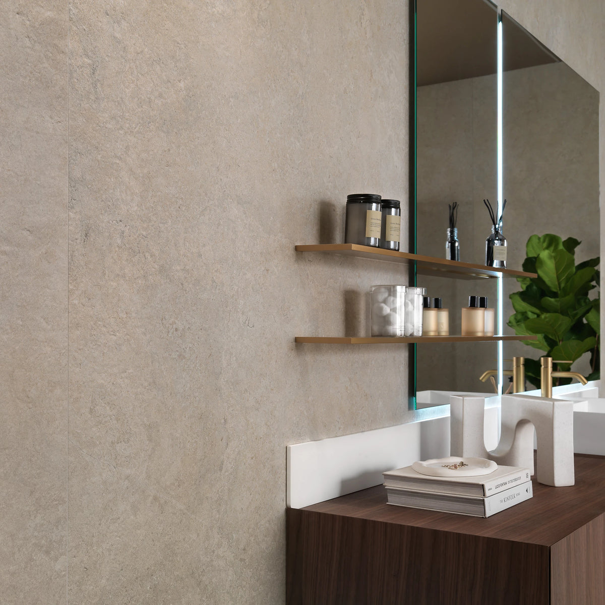 EnergieKer Heritage 'Nude', beige wandtegels 120x280cm in een badkamer met wandplanken, spiegel en houten kast
