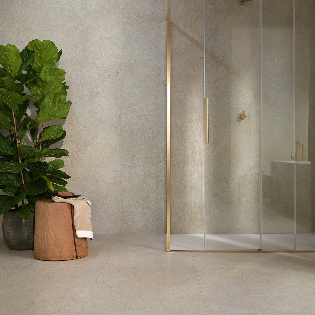 EnergieKer Heritage 'Nude', hier als beige wandtegels 120x280cm boven een lichtere vloer, bij een inloopdouche