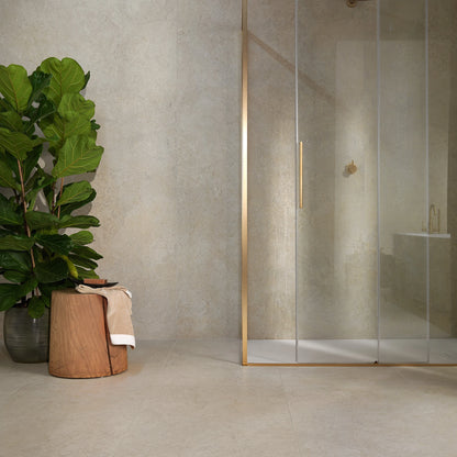 EnergieKer Heritage 'Nude Groove', hier als beige wandtegels 120x280cm boven een lichtere vloer, bij een inloopdouche