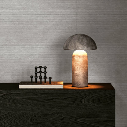 EnergieKer Heritage 'Powder', hier als grijze wandtegels met groefreliëf 60x120cm achter een tafellamp