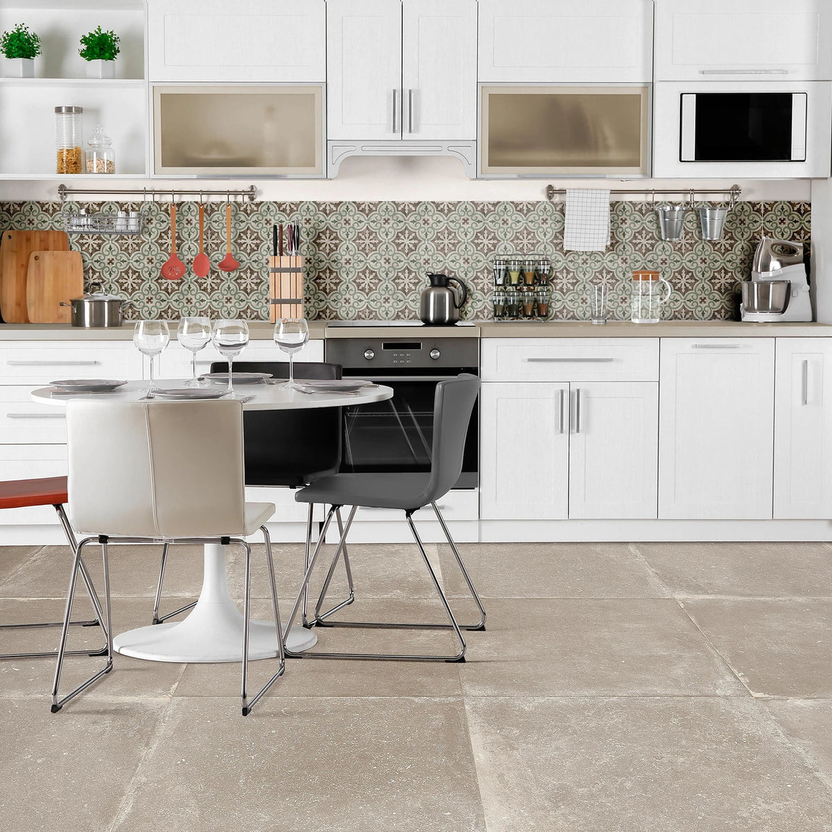 Savoia Italia Heritage 'Taupe', taupe gerectificeerde vloertegels in groot formaat in een witte keuken met ronde eettafel