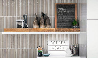 Keradom Home 'Ash', grijze Kit-Kat wandtegels achter een koffiehoek met houten plank, koffiekannen en een letterbord