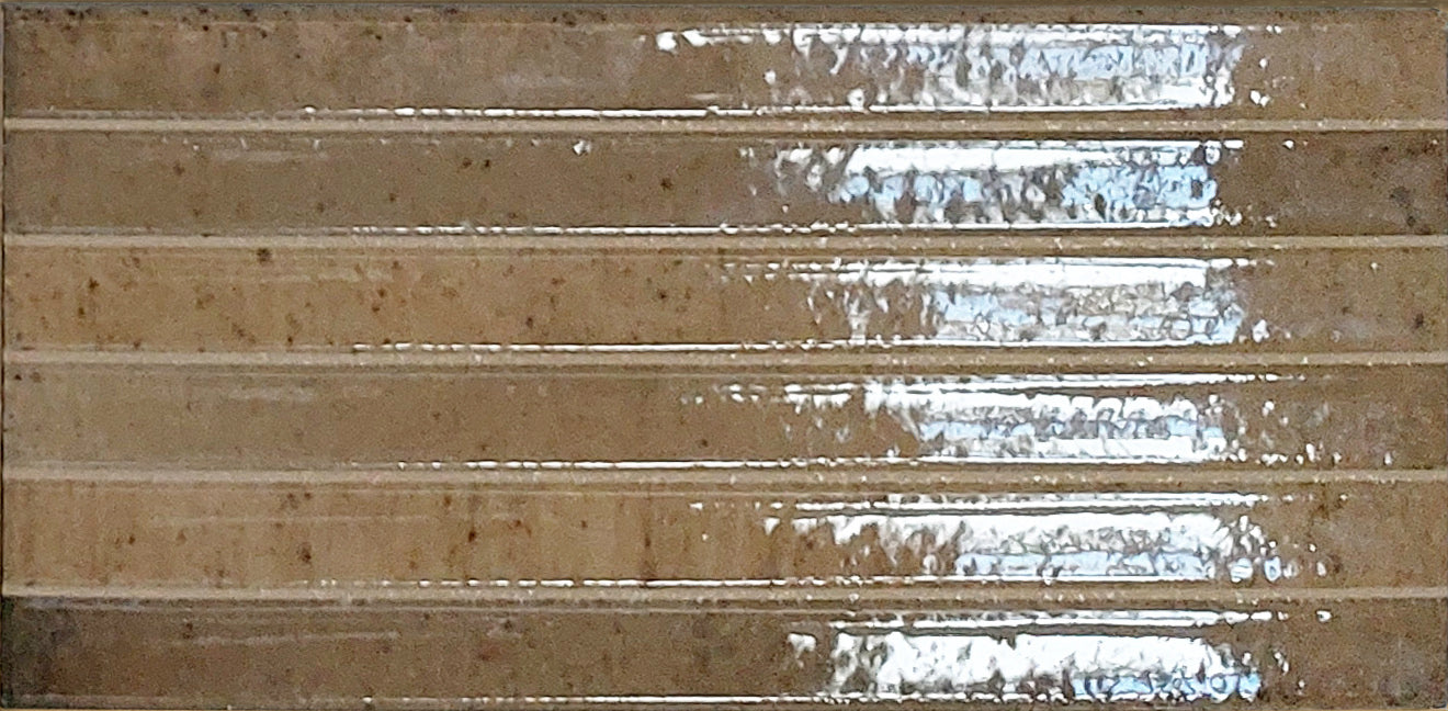 Keradom Home 'Curry', okergele Kit-Kat wandtegels met horizontale ribbels en een sterke glans