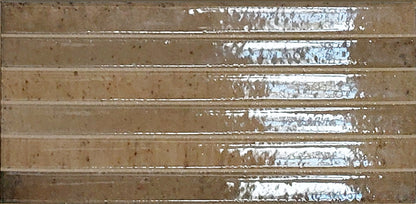 Keradom Home 'Curry', okergele Kit-Kat wandtegels met horizontale ribbels en een sterke glans