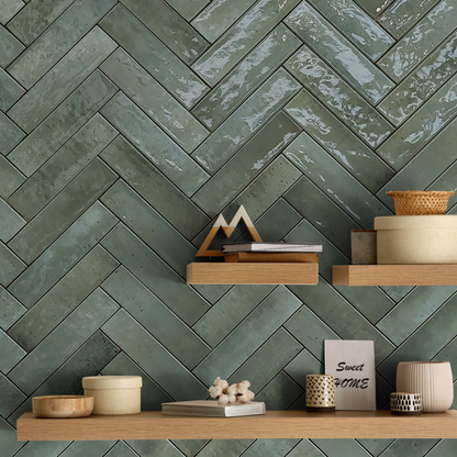 Keradom Home 'Forest', groene Brick wandtegels in visgraatverband achter twee houten wandplanken met decoratie