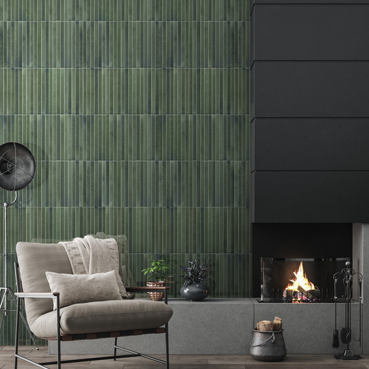 Keradom Home 'Forest', groene Kit-Kat wandtegels in een woonkamer met beige fauteuil en een brandende haard