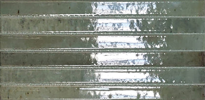 Keradom Home 'Forest', groene Kit-Kat wandtegels met horizontale ribbels en sterke glansstrepen