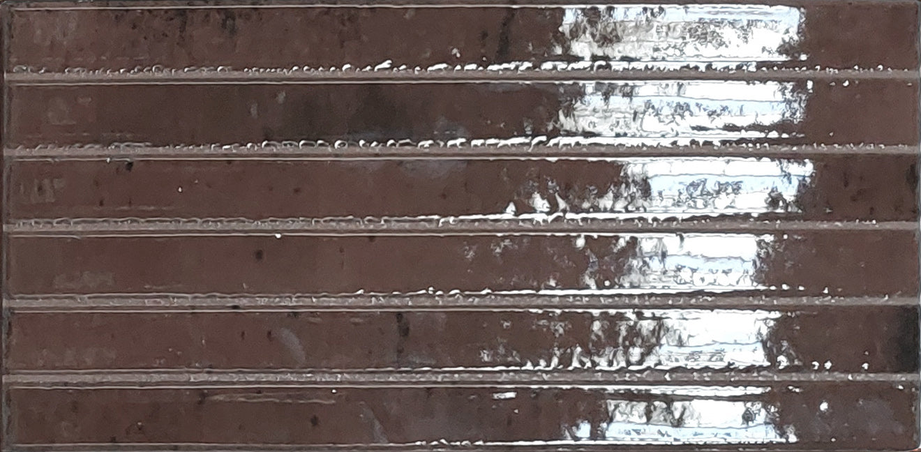 Keradom Home 'Grape', detail van de glans op bruin-paarse Kit-Kat wandtegels