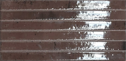 Keradom Home 'Grape', detail van de glans op bruin-paarse Kit-Kat wandtegels