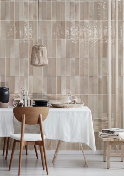 Keradom Home 'Honey', beige glanzende Brick wandtegels verticaal gelegd in een eetkamer met rieten hanglamp