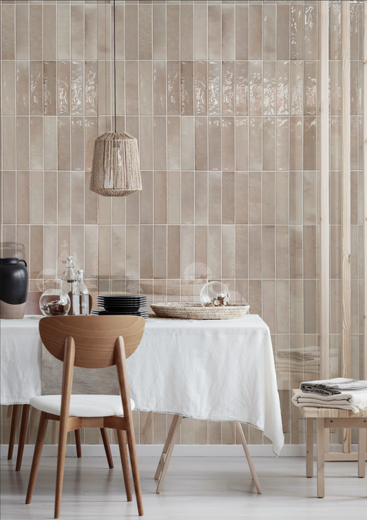 Keradom Home 'Honey', beige glanzende Brick wandtegels verticaal gelegd in een eetkamer met rieten hanglamp
