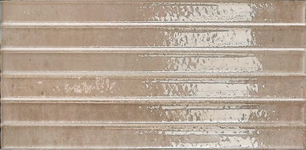 Keradom Home 'Honey', detail van de glans en ribbels op beige Kit-Kat wandtegels
