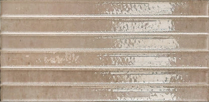 Keradom Home 'Honey', detail van de glans en ribbels op beige Kit-Kat wandtegels