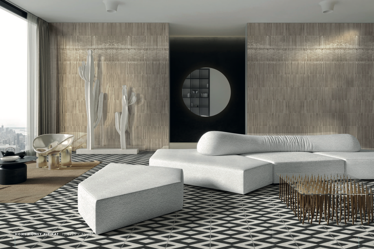 Keradom Home 'Honey', beige geribbelde wandtegels in een woonkamer met witte loungebank en zwart-witte vloer