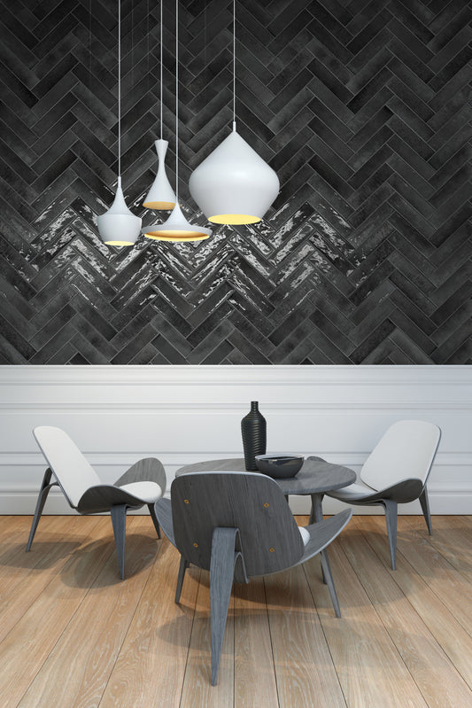Keradom Home 'Liquirice', zwarte Brick wandtegels in visgraatverband boven een eethoek met drie witte hanglampen