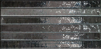 Keradom Home 'Liquirice', zwarte Kit-Kat wandtegels met horizontale ribbels en glanzende accenten