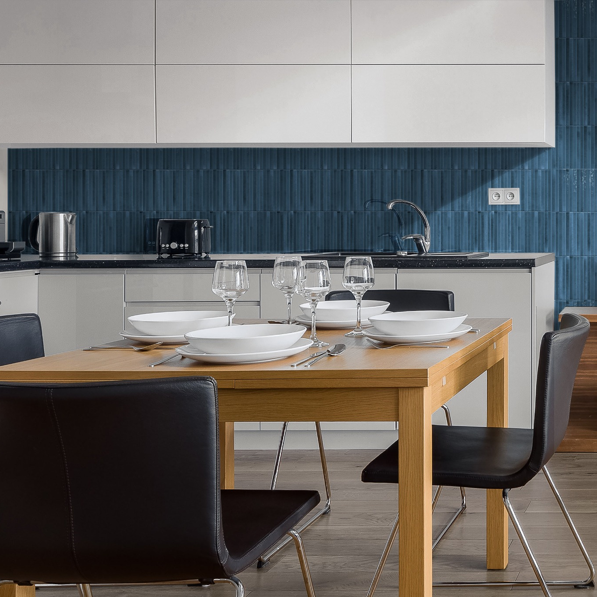 Keradom Home 'Navy', donkerblauwe Kit-Kat wandtegels als achterwand in een witte keuken met gedekte eettafel