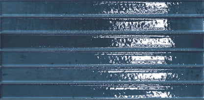 Keradom Home 'Navy', donkerblauwe Kit-Kat wandtegels met horizontale ribbels en glanzende strepen