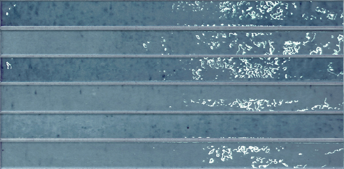 Keradom Home 'Sky', blauwe Kit-Kat wandtegels met horizontale ribbels en witte glazuurvlekken