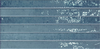 Keradom Home 'Sky', blauwe Kit-Kat wandtegels met horizontale ribbels en witte glazuurvlekken