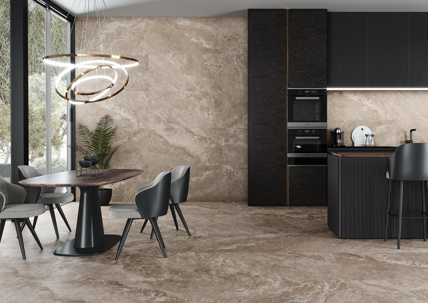 Keraben Idyllic 'Vison', beige marmerlook vloertegels in een eetkamer en open keuken met zwarte kastenwand en hanglampen