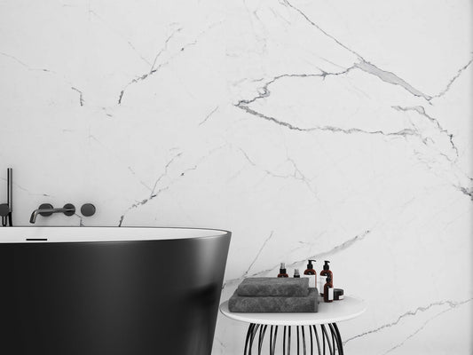 Keraben Idyllic 'White', witte marmerlook wandtegels achter een vrijstaand zwart bad met wandkraan