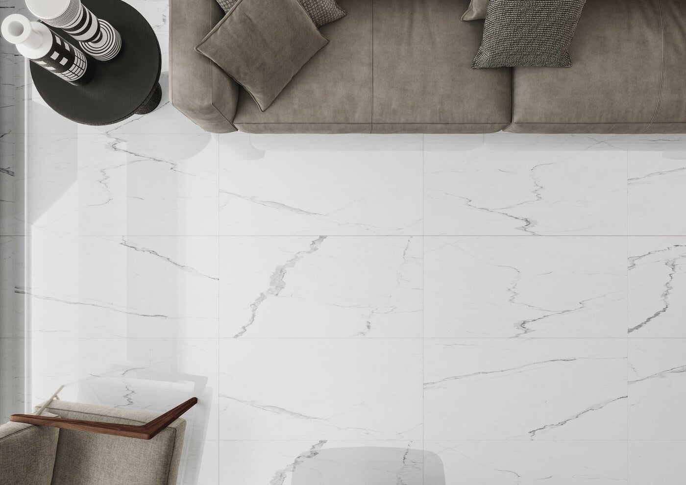 Keraben Idyllic 'White', witte marmerlook vloertegels van bovenaf, met een bank en bijzettafel met verzorgingsproducten